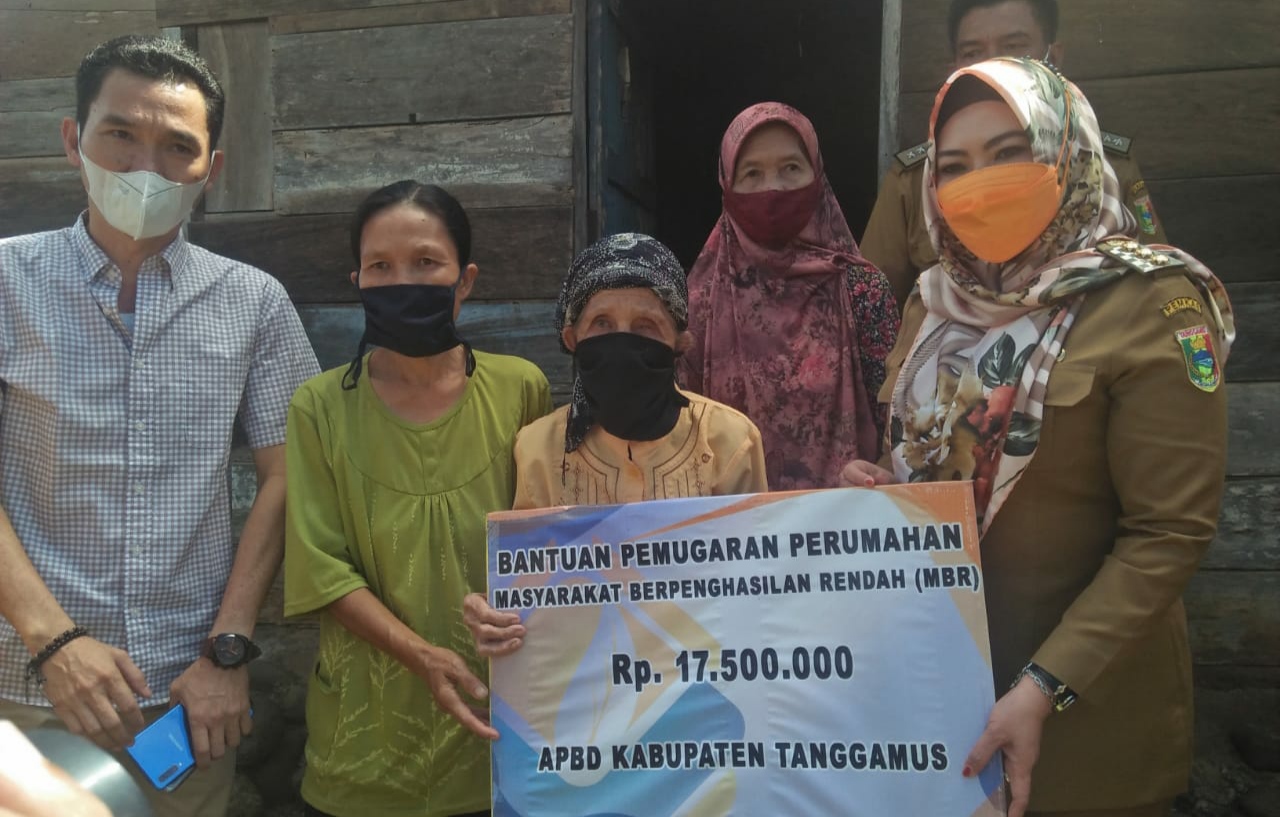 Keliling Empat Kecamatan, Bunda Dewi Berikan Bantuan Bedah Rumah