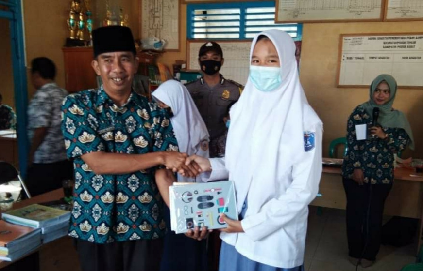 Bagikan Buku Tulis untuk Siswa