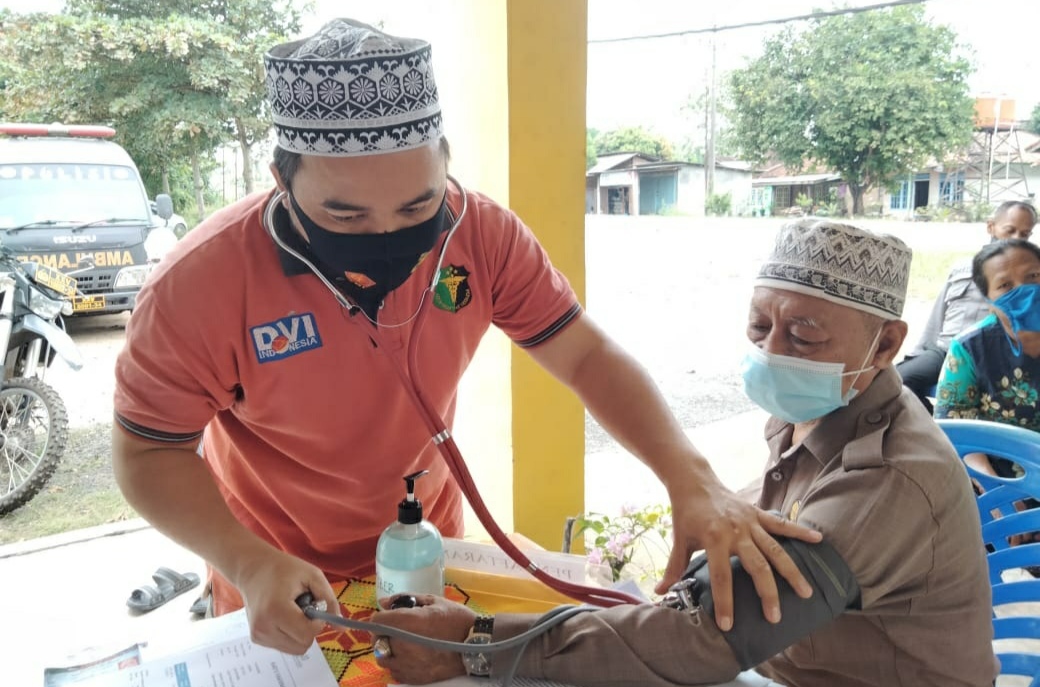 Lansia, Guru Sampai Pelayan Publik Ikut Vaksinasi Massal Polres Tuba