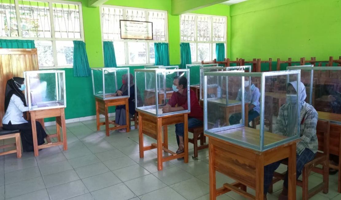 Persiapan PTM, Sekolah Pasang Sekat Antar Meja