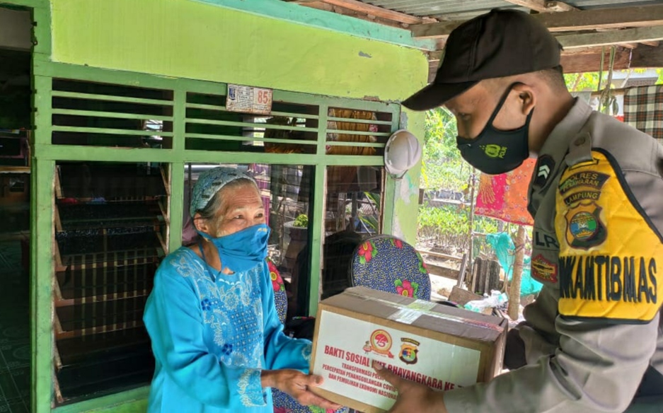 Polres Pesawaran Bagi Sembako di Pesisir