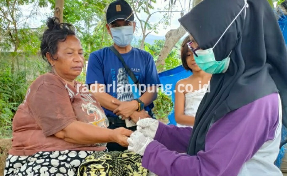 Atasi Malaria, Diskes Lakukan Penyemprotan dan Tebar Larvasida di Telukpandan