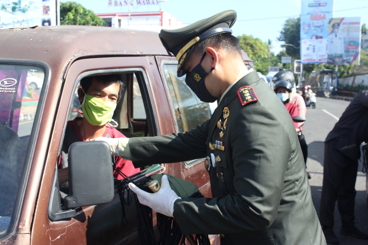 Rangkaian Hari Lahir Pancasila, Dandim 0410/KBL Bagikan Masker ke Warga