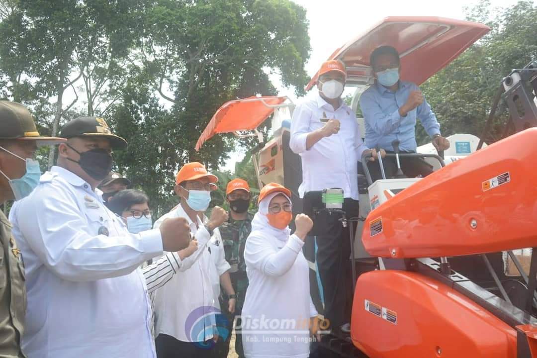 Bupati Lamteng Serahkan Bantuan CSR BNI Cabang Metro ke Poktan