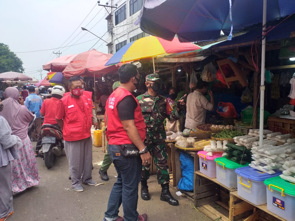 Personel Kodim 0410/KBL Terus Berikan Imbauan Masyarakat Patuh Prokes di Pasar