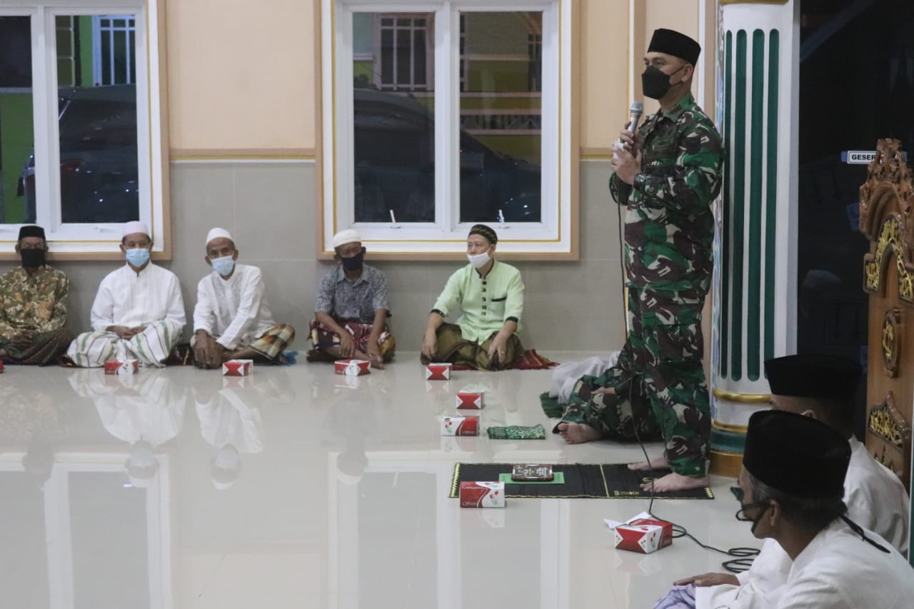 Dandim 0410/KBL bersama Personel Salat Magrib Berjamaah