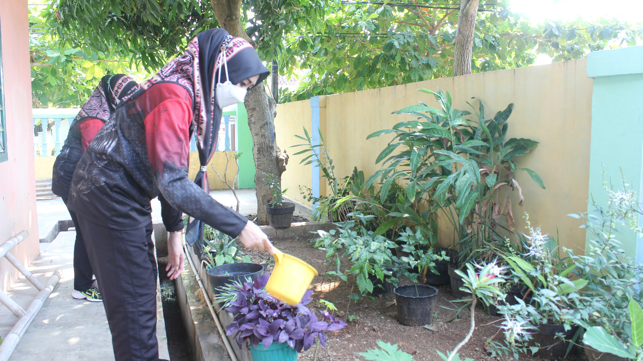 Ketua Yayasan Kartika Jaya Koordinator Kodim 0410/KBL Lakukan Jumat Bersih