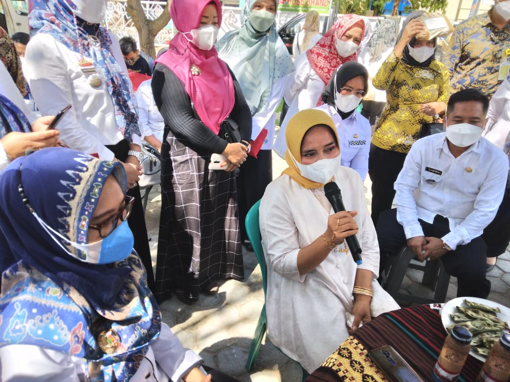 Hadiri Bazar Rebo Disperindag, Ketua Dekranasda Lampung Ajak ASN Belanja Produk UMKM