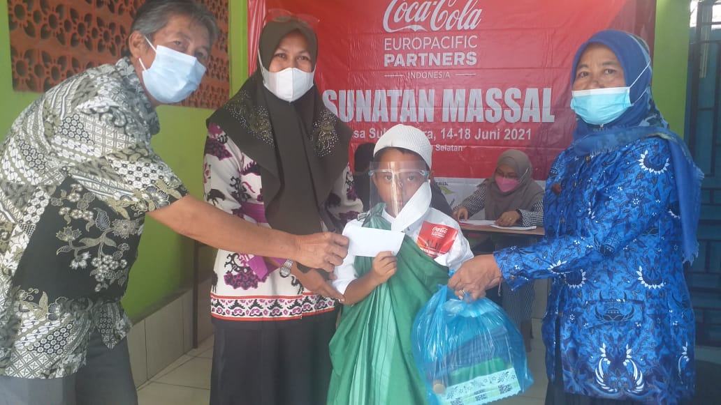 Coca-Cola Europacific Partners Indonesia Gelar Khitanan Massal