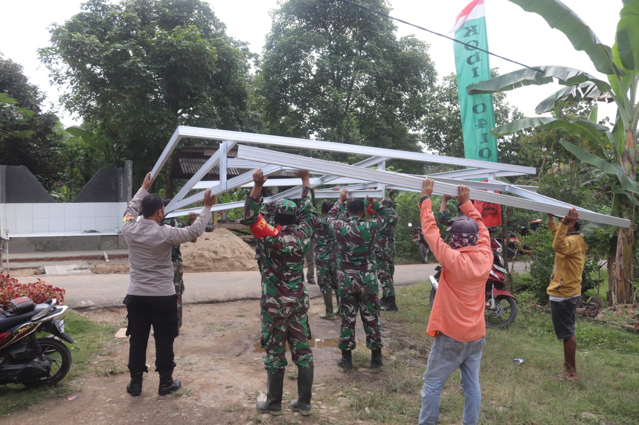 Karya Bhakti, Kodim 0410/KBL Bangun Pos Kamling untuk Warga