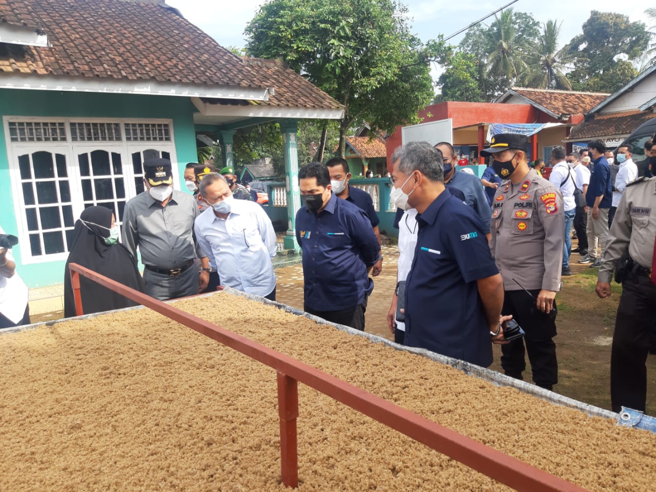 Menteri BUMN Kunjungi Tanah Kelahiran Sang Ayah Cek Usaha Tiwul dan Tempe