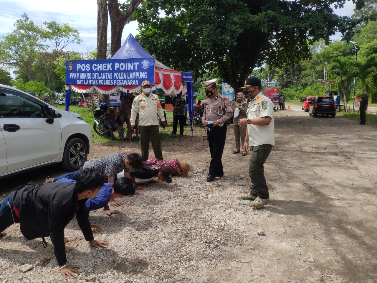 Ratusan Orang Langgar Prokes di Pantai Mutun