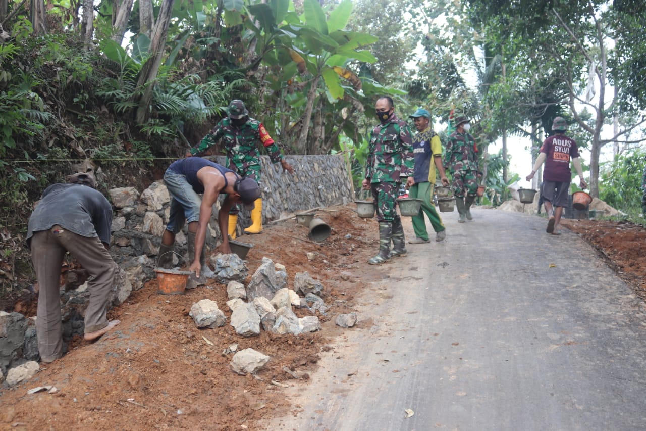 Pembangunan Talud di Karya Bhakti oleh Kodim 0410/KBL