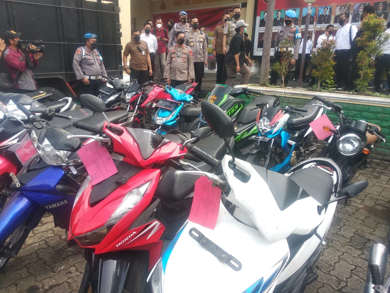 Polda Lampung Serahkan Sepeda Motor dan Mobil Hasil Tindak C3 ke Korban