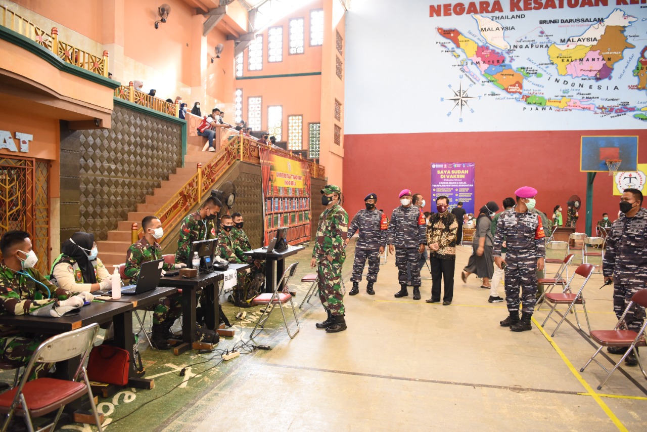 Serbuan Vaksinasi TNI-Polri di  UTI Berlangsung Tertib