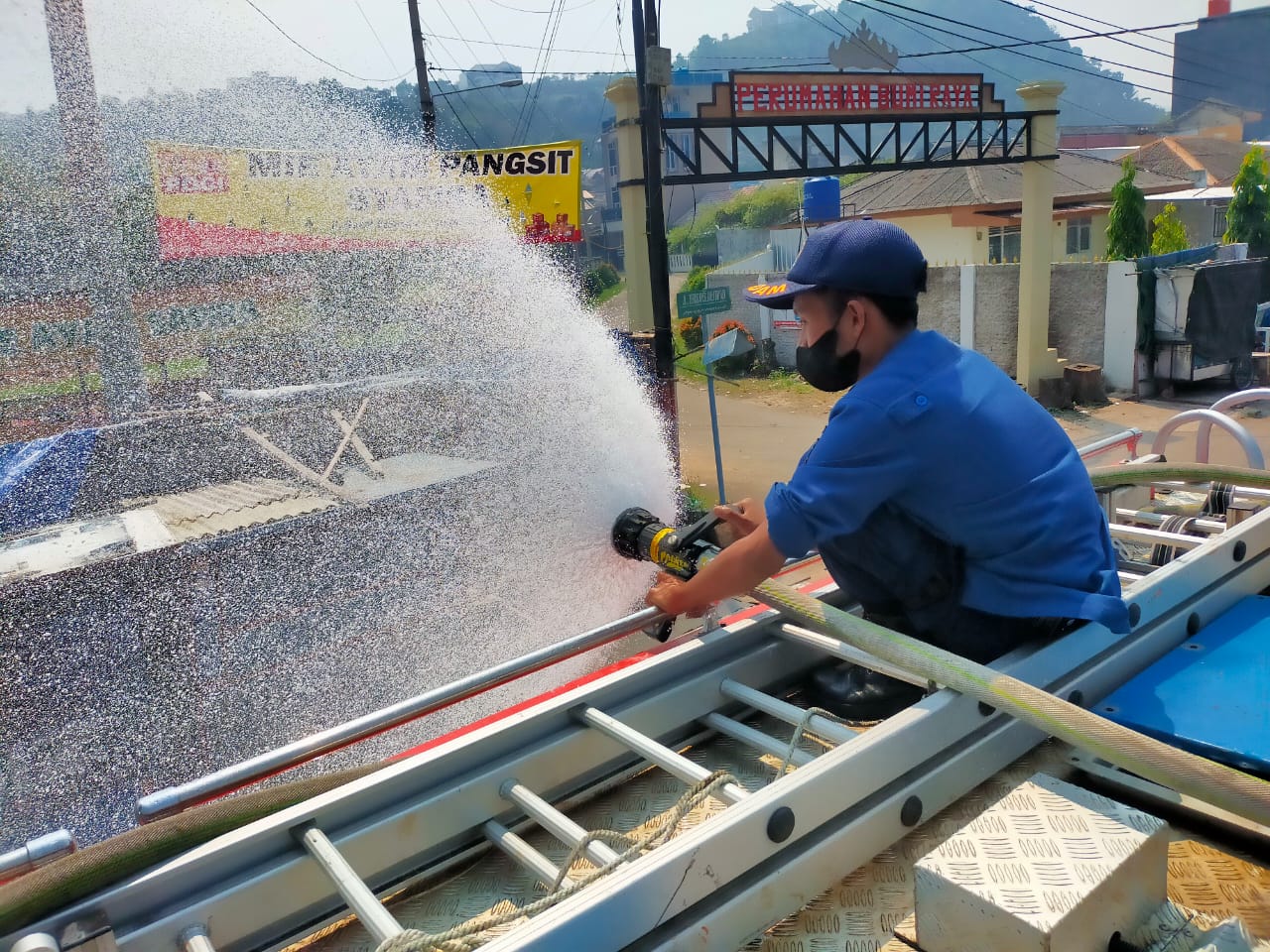 Satgas Kota Serentak Semprot Disinfektan di Jalan Protokol