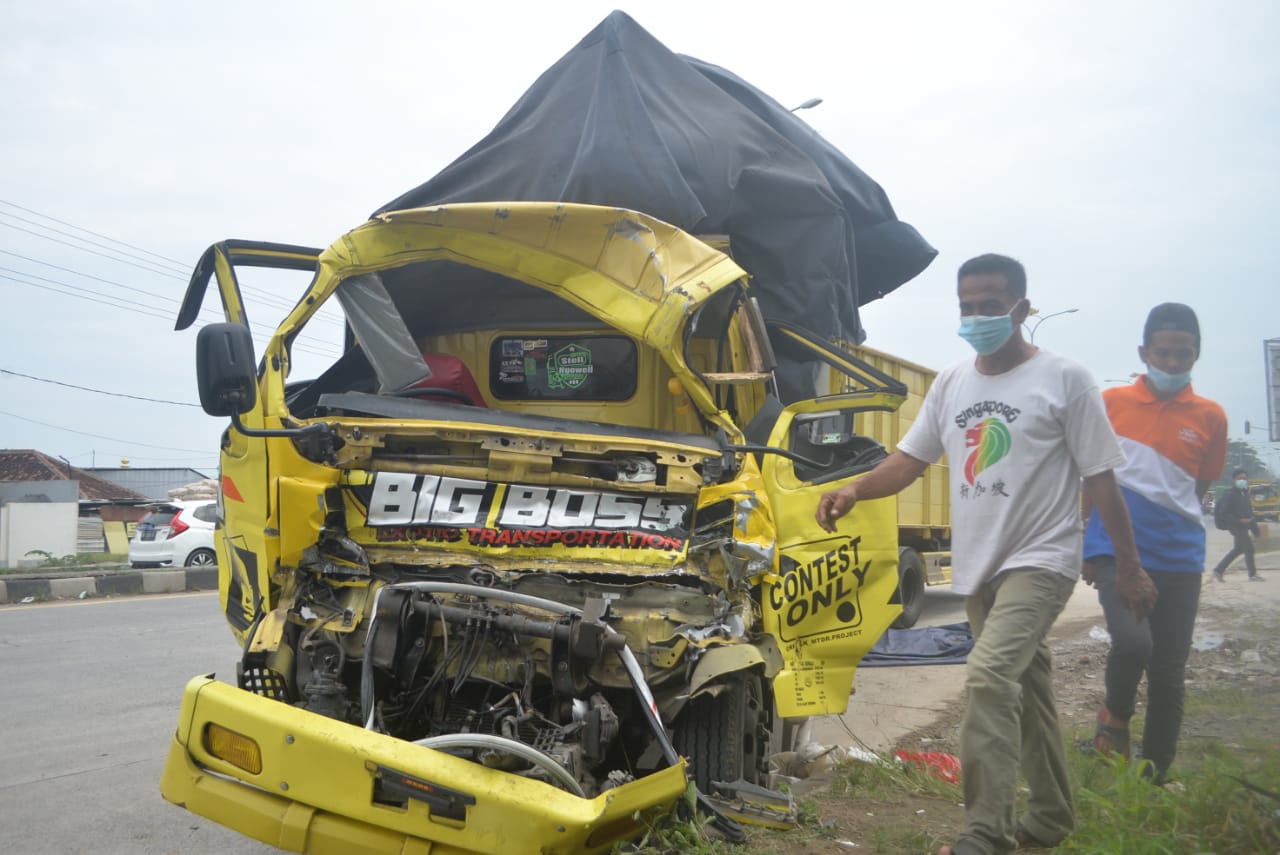 Kecelakaan Beruntun, Supir Sempat Terjepit