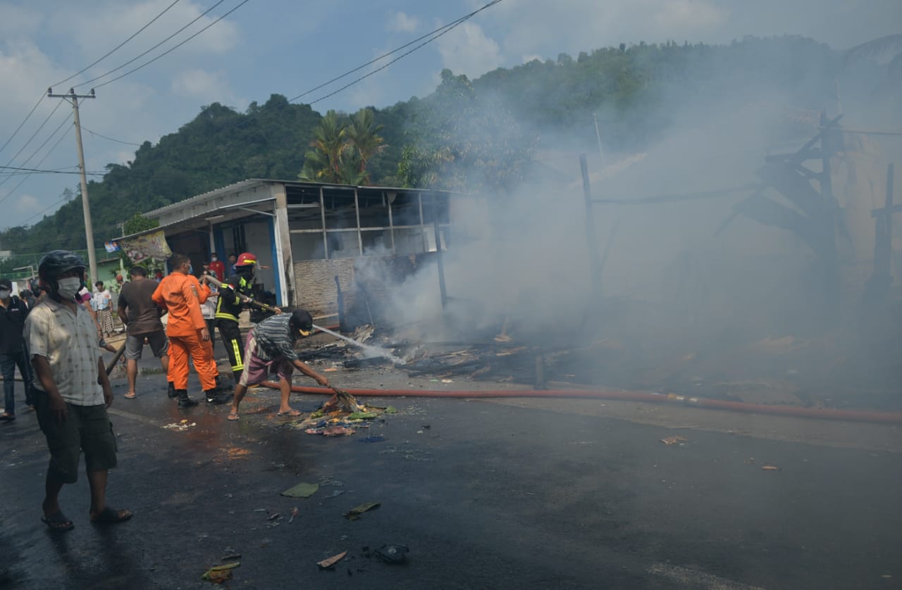 Sebuah Gudang Habis Terbakar