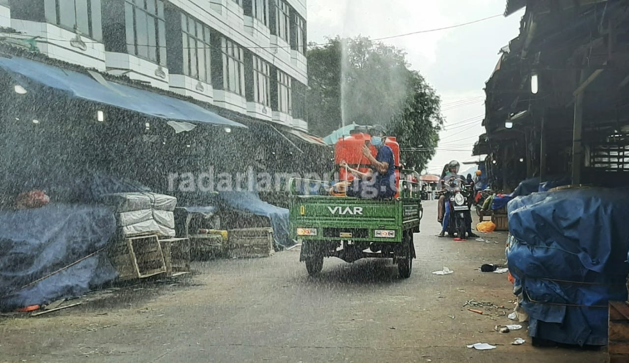 Pedagang Sektor Esensial di Pasar Pasir Gintung Ditutup