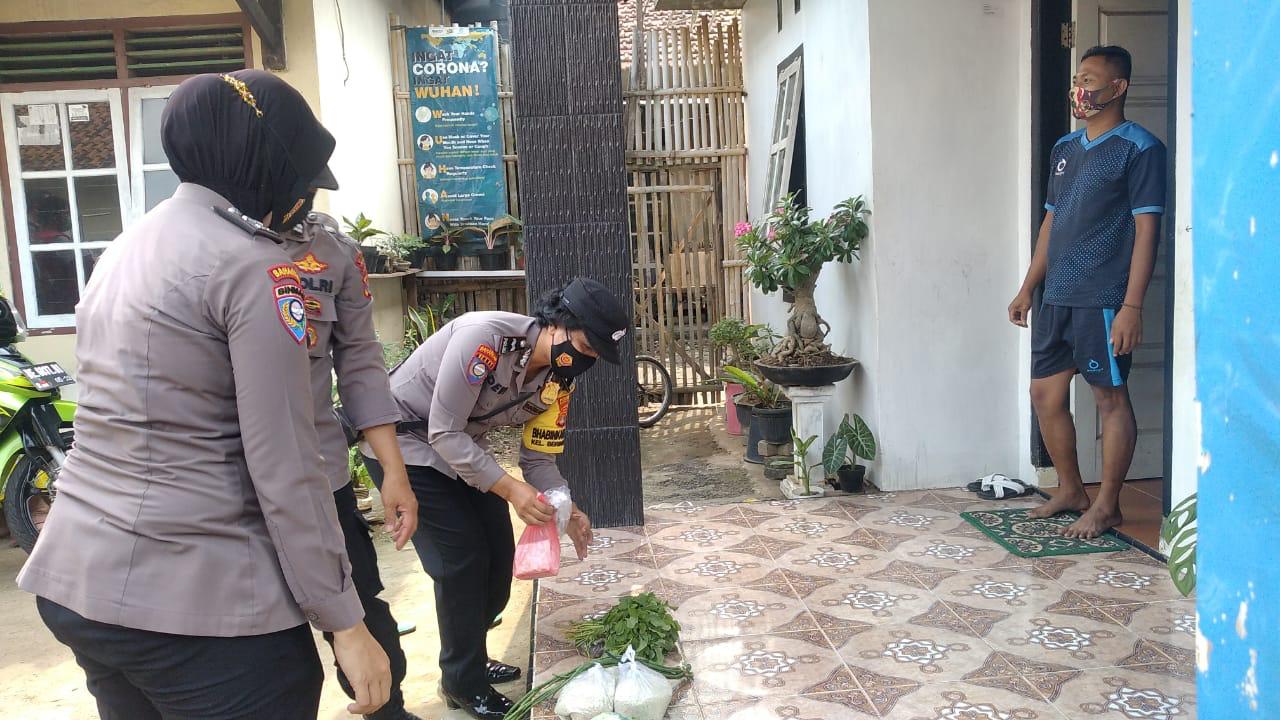 Polsek Kemiling Bagikan Bahan Pokok untuk Warga yang Isoman