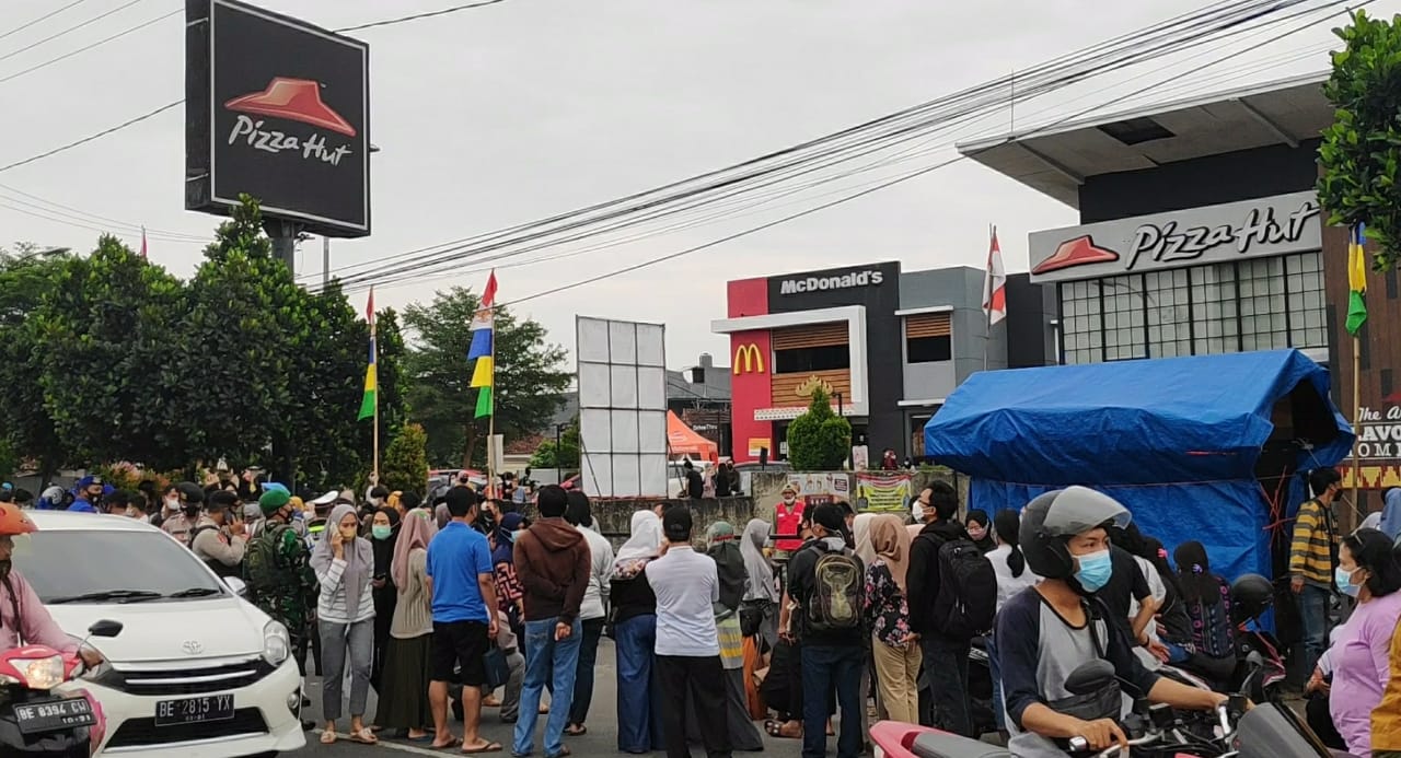 Ratusan Warga Geruduk Gerai Vaksinasi Pizza Hut