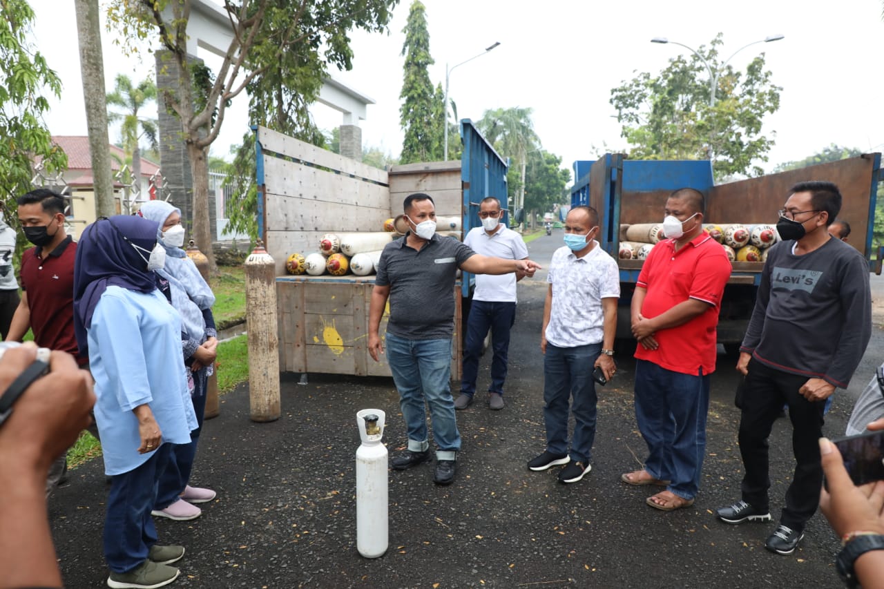 Nanang Ermanto Datangkan 99 Tabung Oksigen dari PT Pusri Palembang