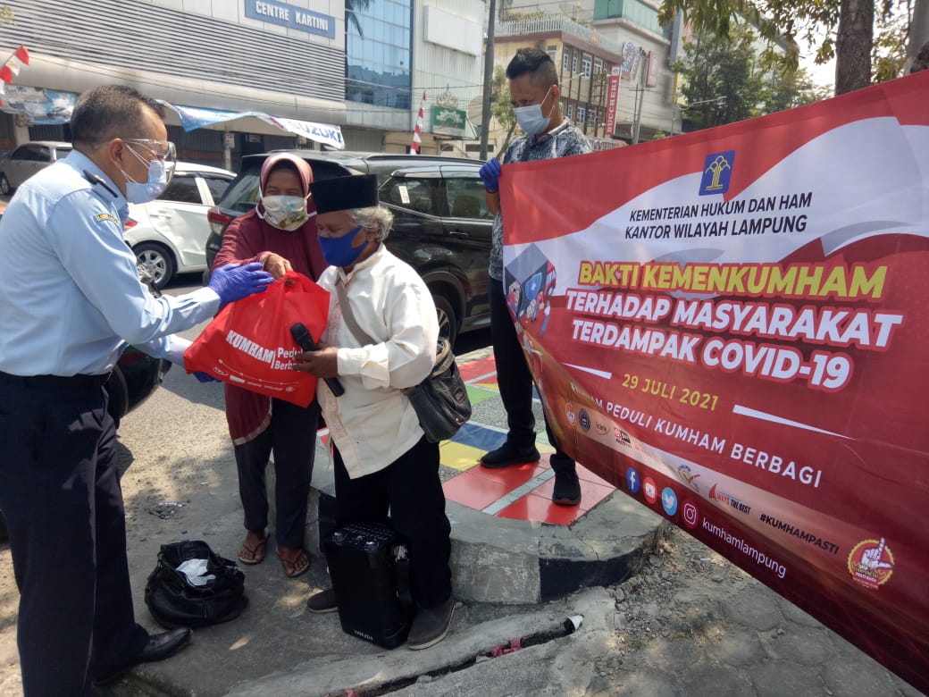 Kanwil Kemenkumham Lampung Distribusikan 880 Paket ke Masyarakat Terdampak Covid-19
