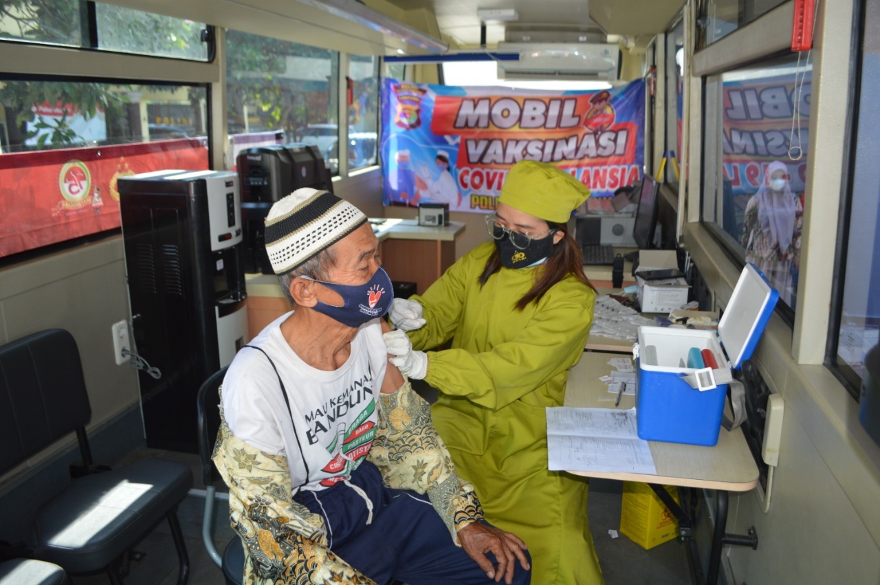 Gerilya ke Kampung, Jemput Lansia untuk Vaksin