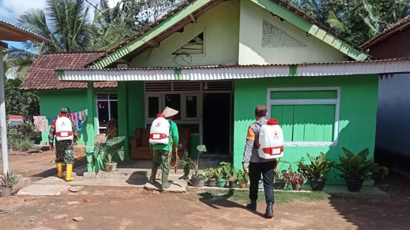 Kasus Covid-19 Meningkat, TNI-Polri Semprot Disinfektan di Desa Jayaguna
