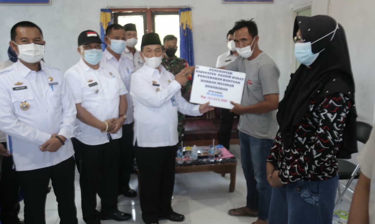 Serahkan Bantuan untuk Korban Kebakaran di Karyapenggawa