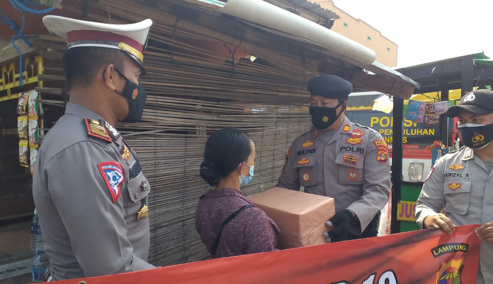 Sabhara Polres Pesawaran Bagi Paket Sembako