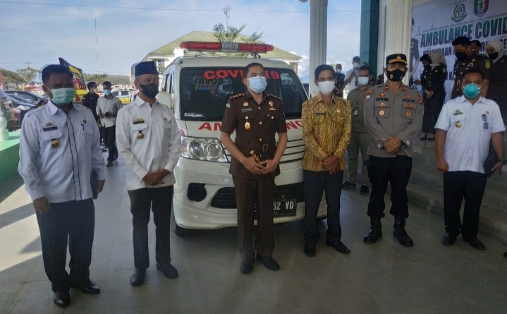 Kejari Bantu Ambulans untuk Penanganan Covid-19