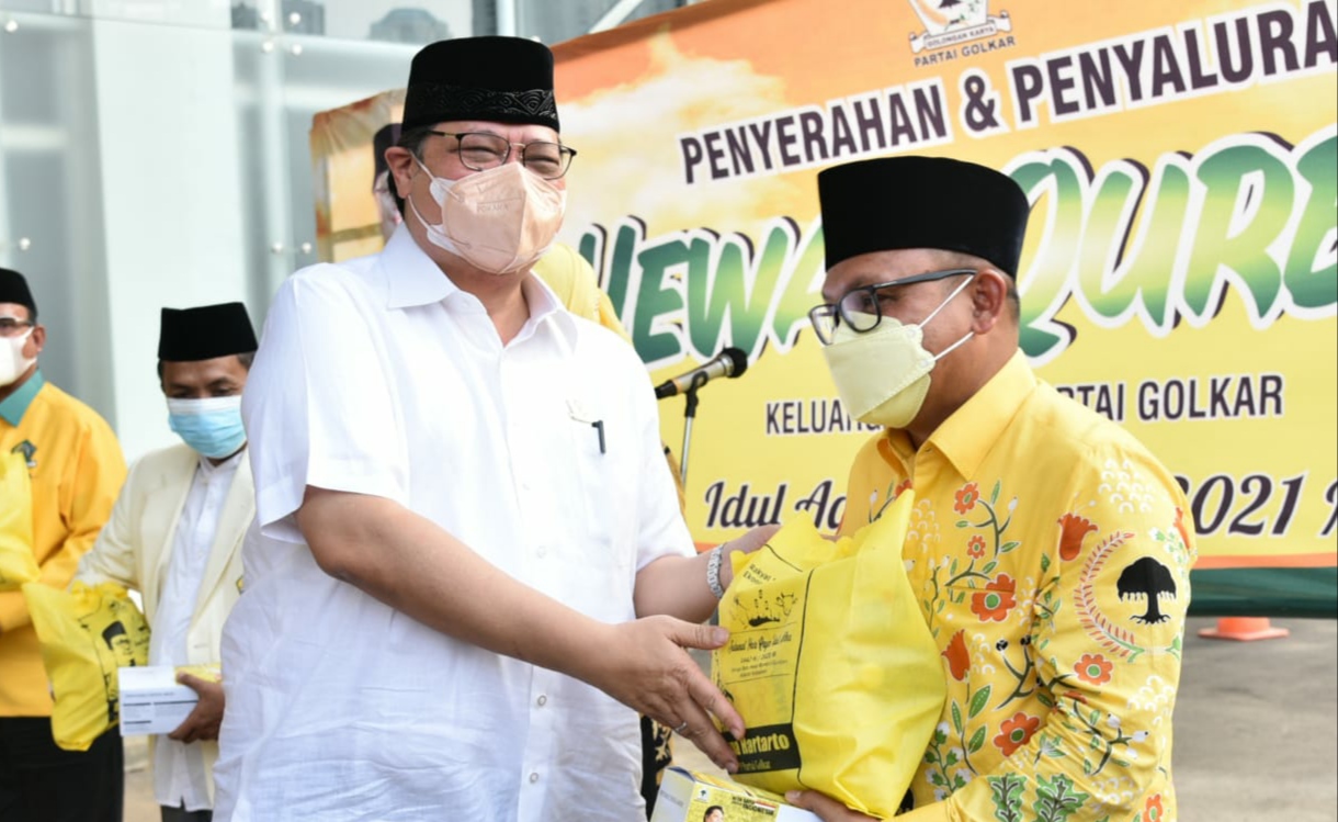 Golkar Bagikan Paket Sembako dan Daging Kurban