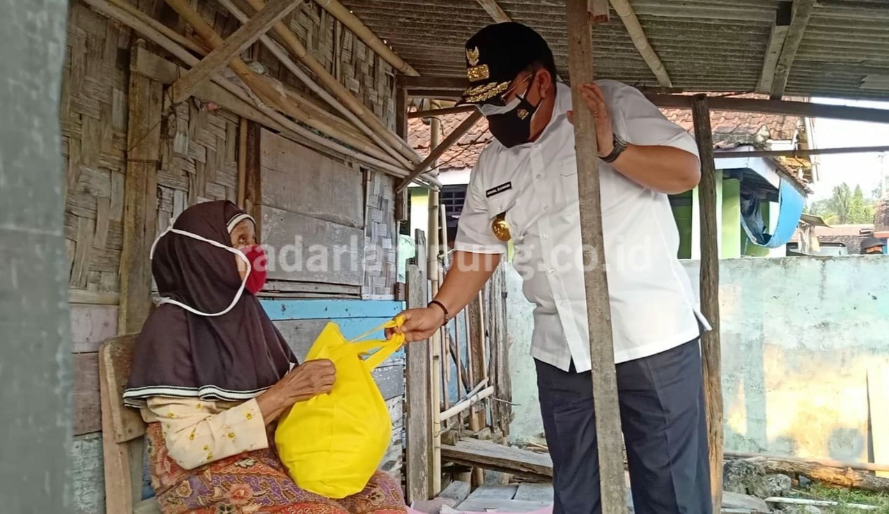 Gubernur Serahkan Paket Sembako di Telukpandan