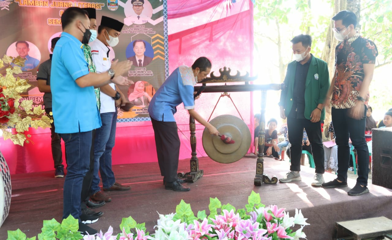 Resmikan Lamban Juang Literasi di Pekon Walur