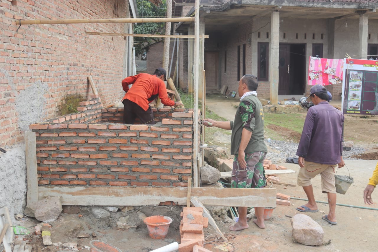 Dalam Rangka Karya Bhakti, Kodim 0410/KBL Buat Bak Penampung Air Bersih