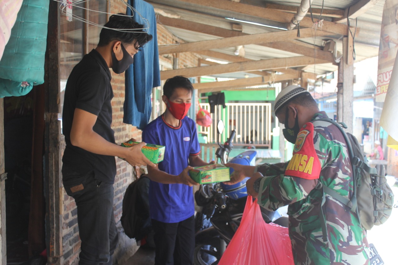 Jajaran Babinsa Kodim 0410/KBL Bagikan Nasi Kotak ke Warga