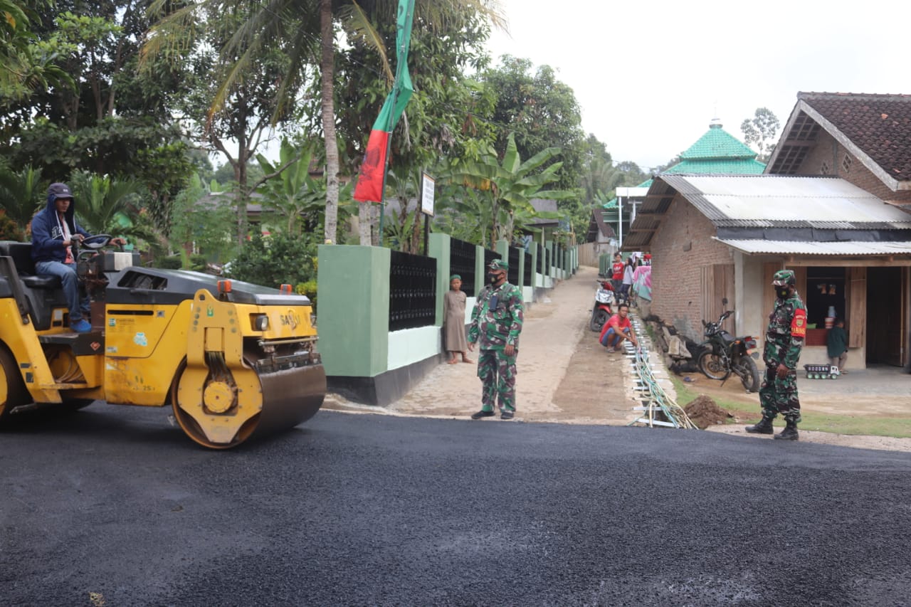 Pembangunan Jalan Kampung Dalam Rangka Karya Bhakti Terus Dikebut