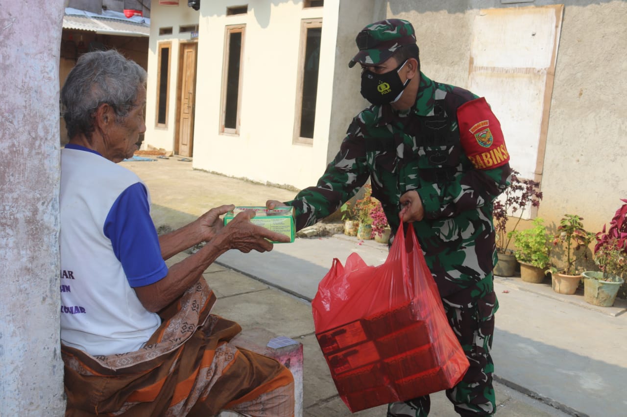 Babinsa Kodim 0410/KBL Laksanakan Pembagian Nasi Kotak ke Warga