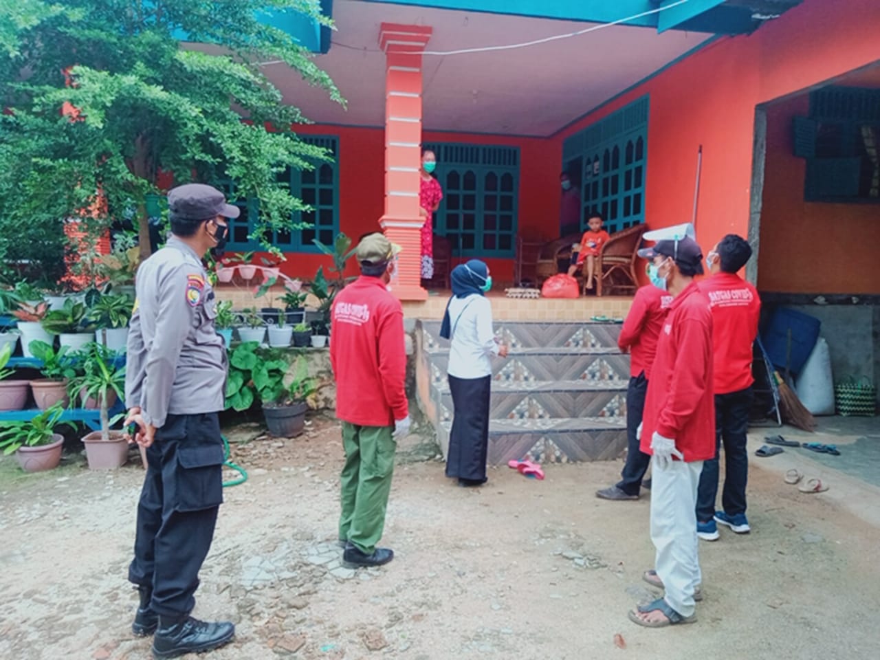 Tim Gugus Tugas Covid-19 Kampung Penengahan Bagikan Sembako untuk Warga Isolasi Mandiri.