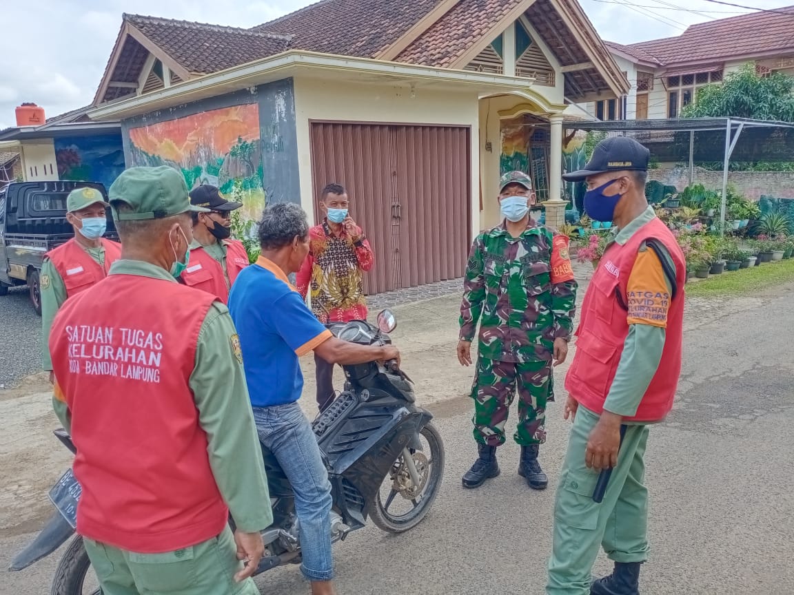 Jajaran Babinsa Kodim 0410/KBL Terus Ingatkan Warga Patuh Prokes