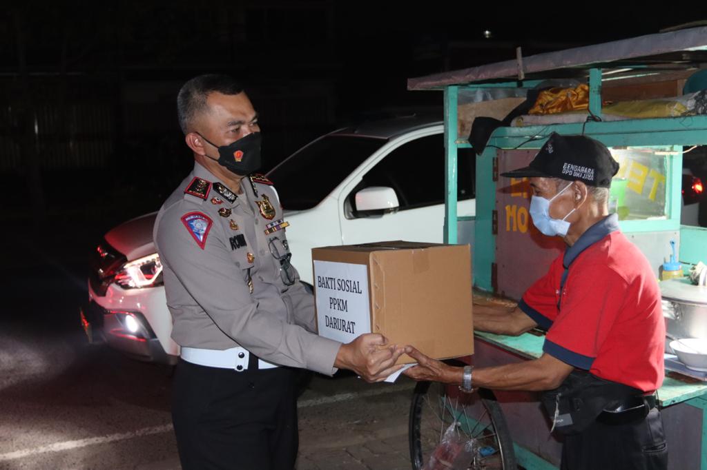 PPKM Darurat, Ditlantas Polda Lampung Salurkan Baksos ke Masyarakat