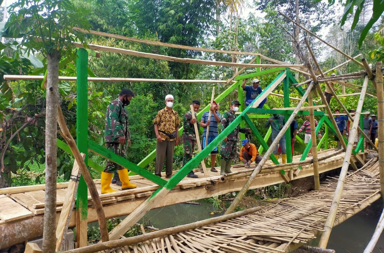 Saat TNI dan Warga Gotong Royong Bangun Jembatan