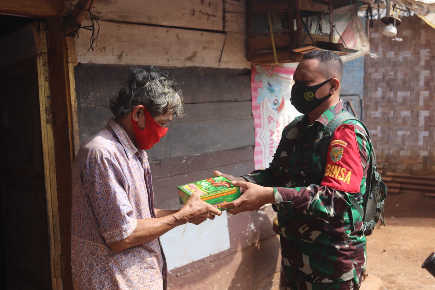 Babinsa Kodim 0410/KBL Laksanakan Pembagian Nasi Kotak dan Masker