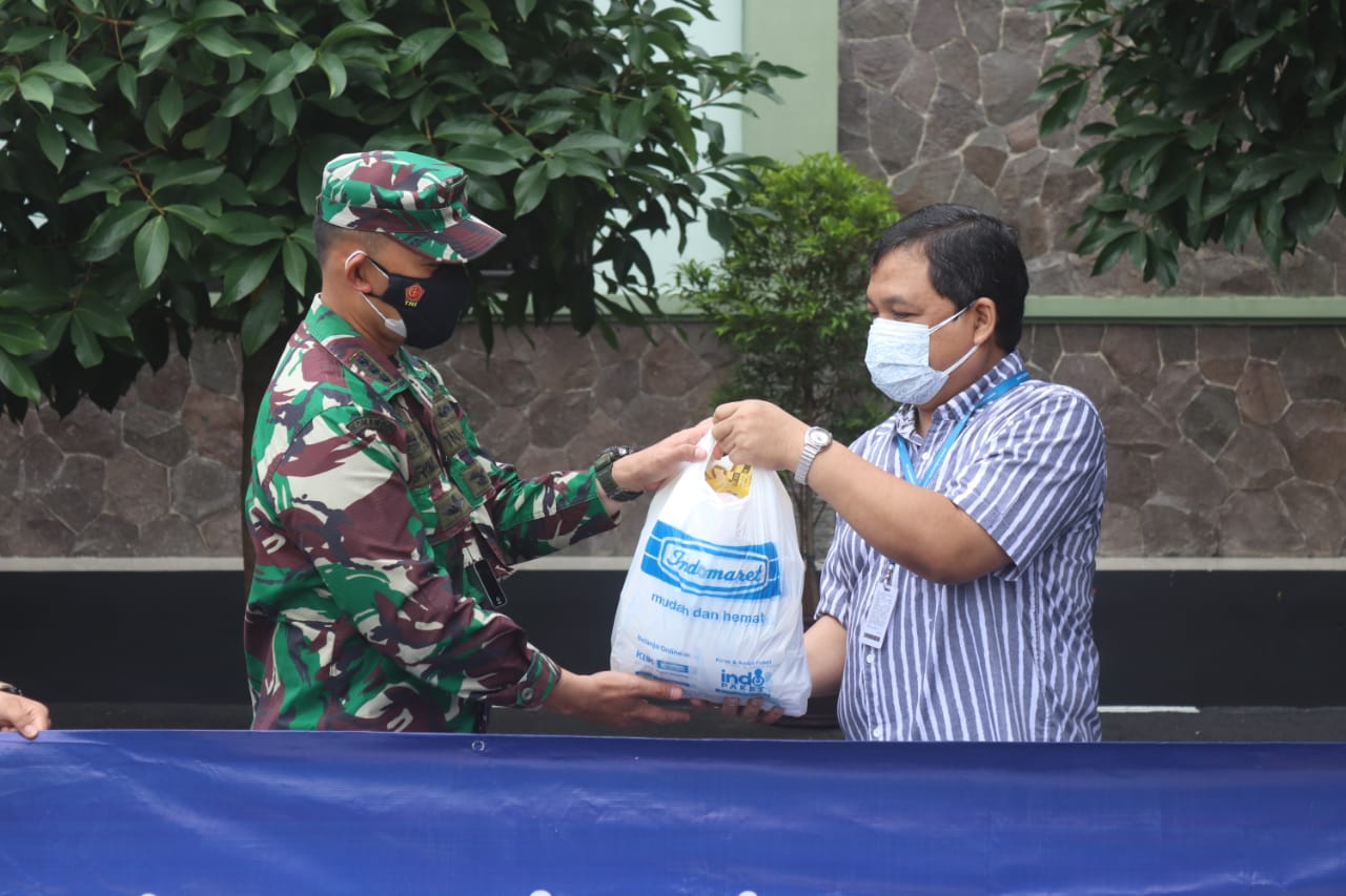 Dandim 0410/KBL Terima Bantuan Sembako untuk Disalurkan ke Masyarakat