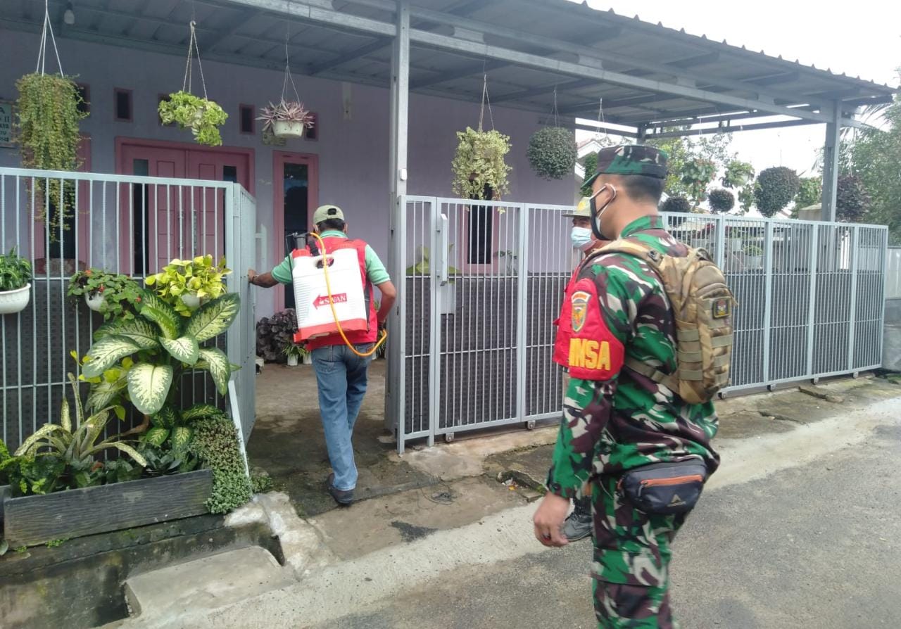 Babinsa Kodim 0410/KBL Laksanakan Kegiatan Penyemprotan Disenfektan