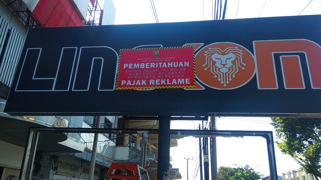 Delapan Reklame Ditempel Stiker Tak Bayar Pajak dan Terancam Ditebang