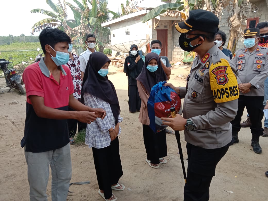 Polres Tubaba dan Komunitas Trail Ganas Bagikan Bansos ke Anak Yatim Piatu