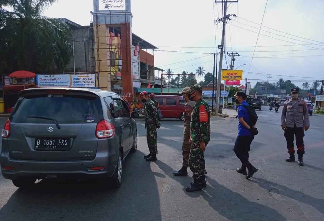 Personel Kodim 0410/KBL Bantu Laksanakan Penyekatan