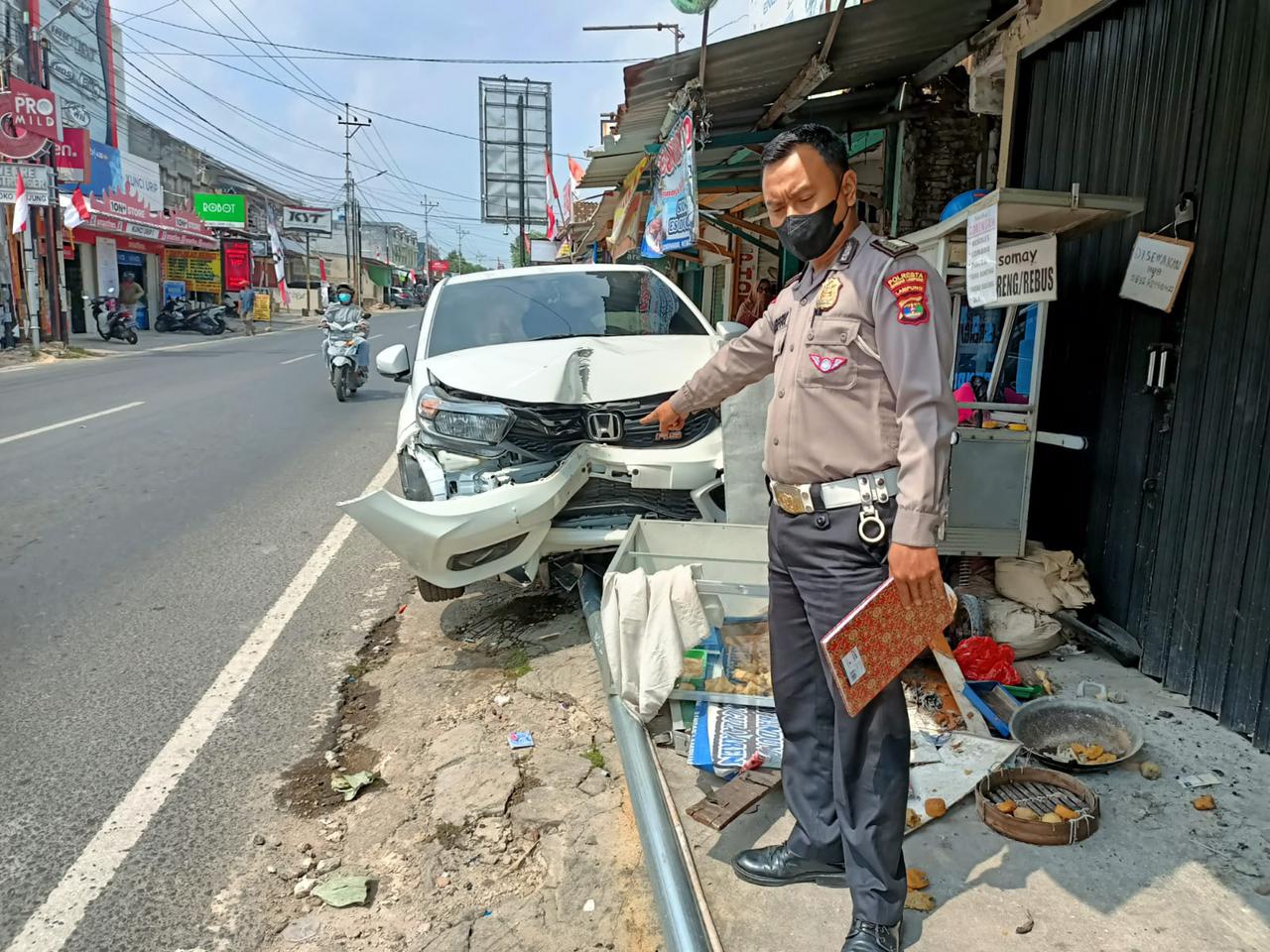 Mobil Ini Tabrak Gerobak Pedagang